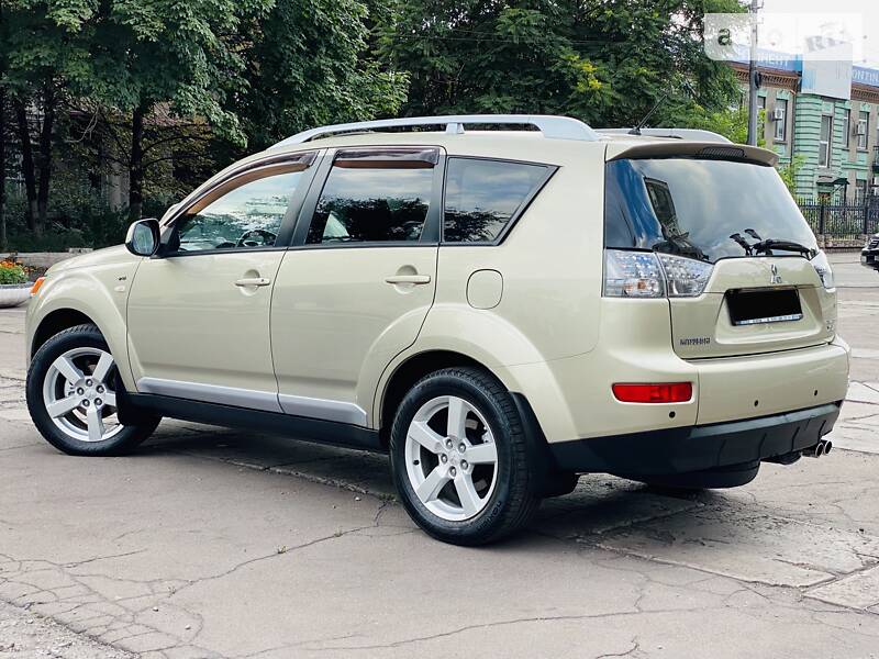 Позашляховик / Кросовер Mitsubishi Outlander XL 2008 в Кам'янському