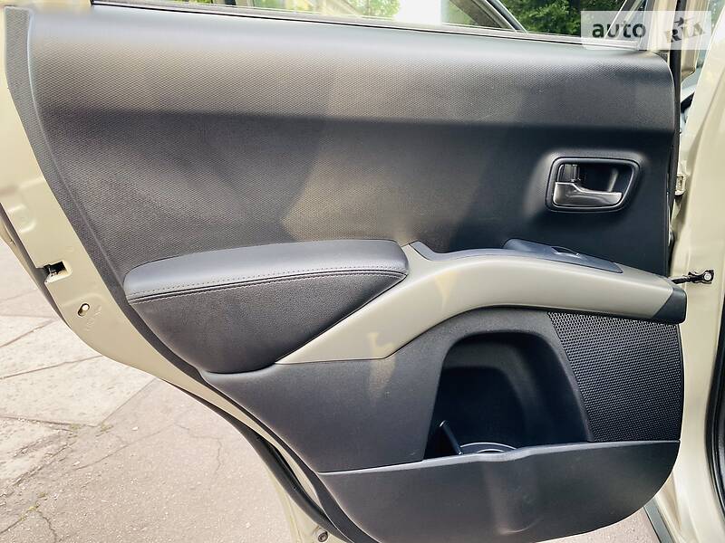 Позашляховик / Кросовер Mitsubishi Outlander XL 2008 в Кам'янському