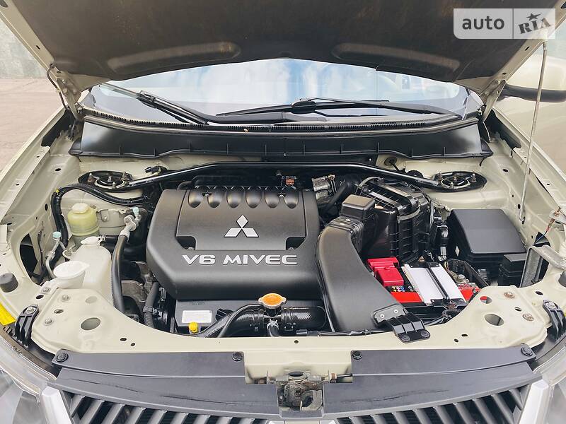 Позашляховик / Кросовер Mitsubishi Outlander XL 2008 в Кам'янському