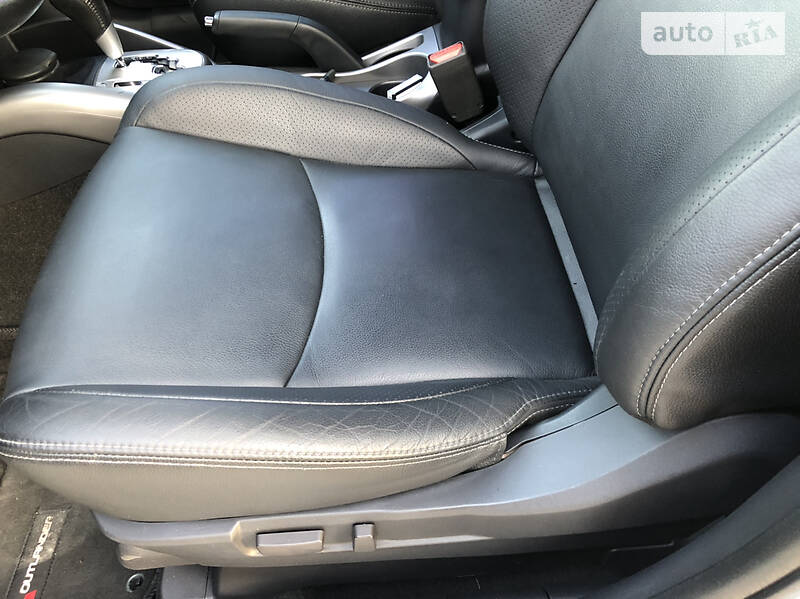 Внедорожник / Кроссовер Mitsubishi Outlander XL 2012 в Киеве