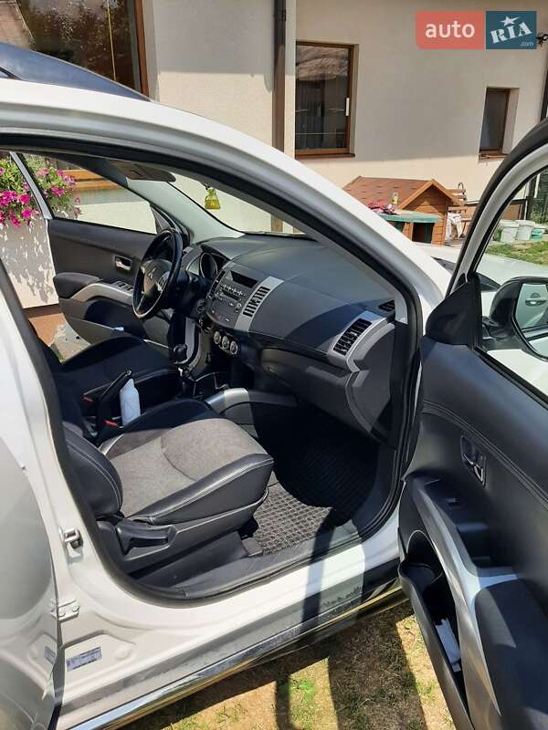 Внедорожник / Кроссовер Mitsubishi Outlander XL 2011 в Ивано-Франковске