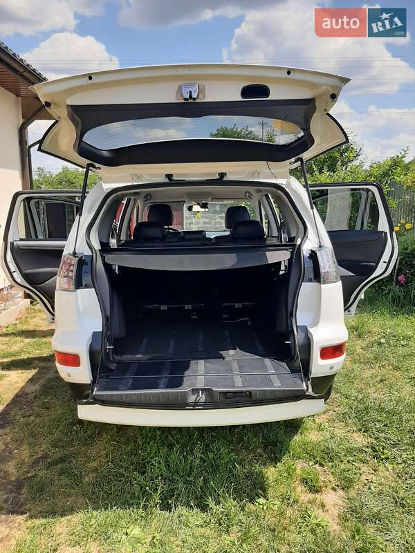 Внедорожник / Кроссовер Mitsubishi Outlander XL 2011 в Ивано-Франковске