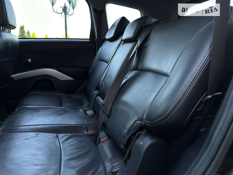 Внедорожник / Кроссовер Mitsubishi Outlander XL 2011 в Стрые