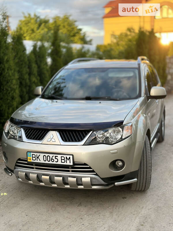 Внедорожник / Кроссовер Mitsubishi Outlander XL 2007 в Млинове