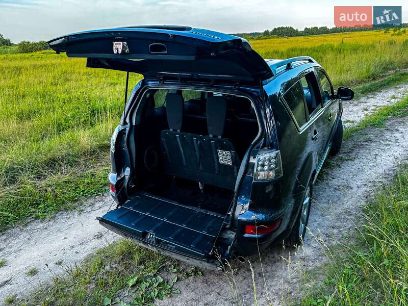 Внедорожник / Кроссовер Mitsubishi Outlander XL 2012 в Сребном