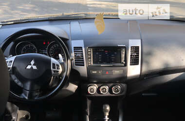 Позашляховик / Кросовер Mitsubishi Outlander XL 2011 в Луцьку