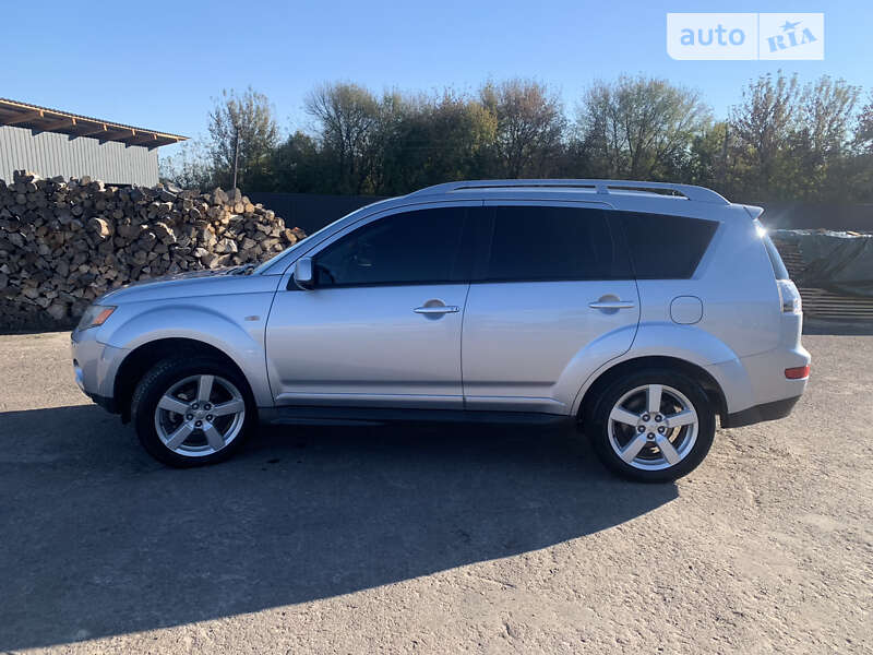 Позашляховик / Кросовер Mitsubishi Outlander XL 2009 в Луцьку