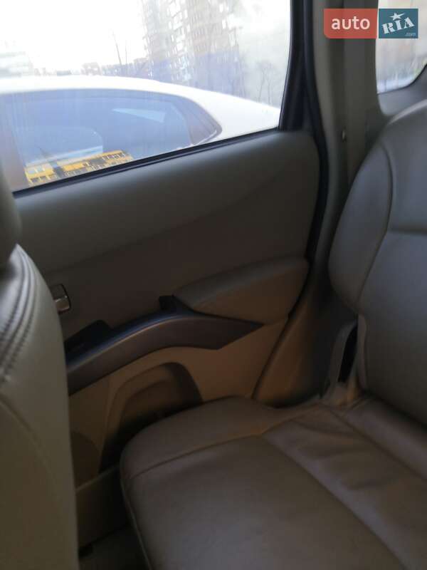 Позашляховик / Кросовер Mitsubishi Outlander XL 2008 в Києві