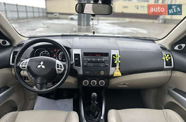 Позашляховик / Кросовер Mitsubishi Outlander XL 2010 в Луцьку