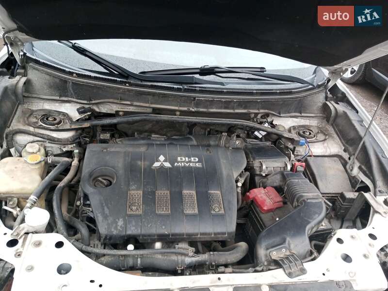 Позашляховик / Кросовер Mitsubishi Outlander XL 2010 в Городку
