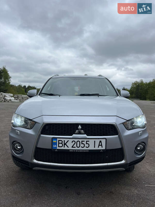 Внедорожник / Кроссовер Mitsubishi Outlander XL 2010 в Ровно