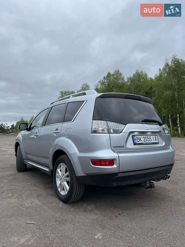 Внедорожник / Кроссовер Mitsubishi Outlander XL 2010 в Ровно