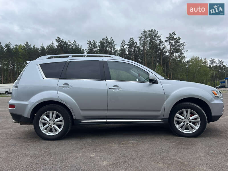 Внедорожник / Кроссовер Mitsubishi Outlander XL 2010 в Ровно