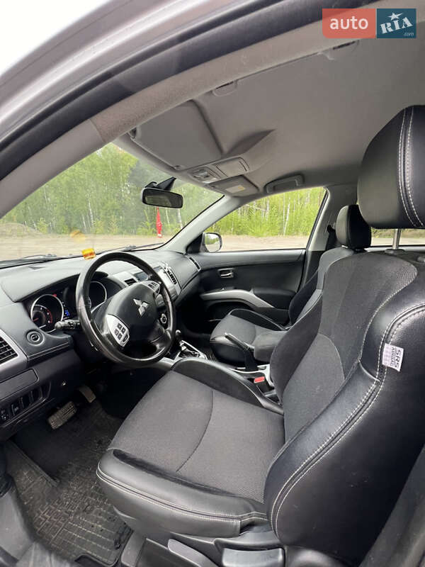 Внедорожник / Кроссовер Mitsubishi Outlander XL 2010 в Ровно