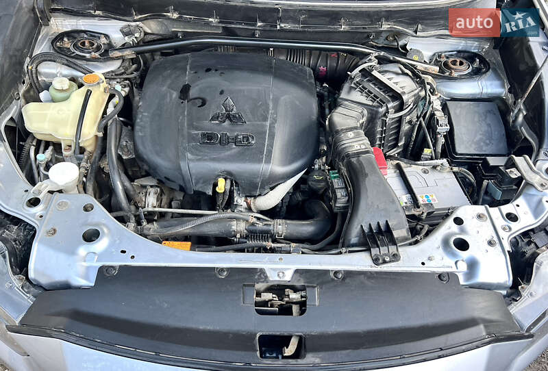 Внедорожник / Кроссовер Mitsubishi Outlander XL 2010 в Ровно