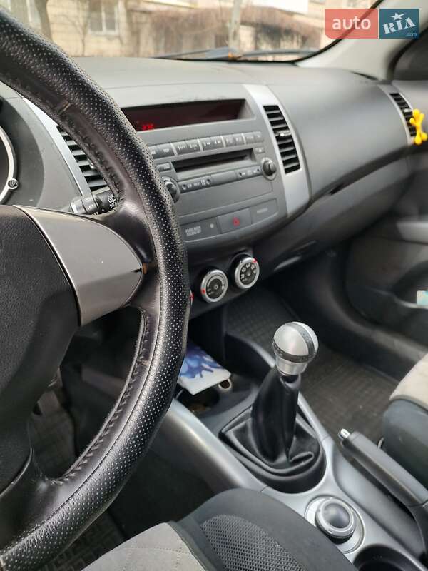 Позашляховик / Кросовер Mitsubishi Outlander XL 2008 в Києві