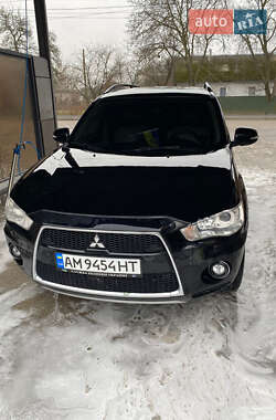 Позашляховик / Кросовер Mitsubishi Outlander XL 2011 в Звягелі