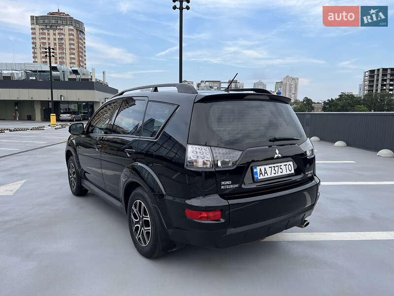 Позашляховик / Кросовер Mitsubishi Outlander XL 2012 в Києві