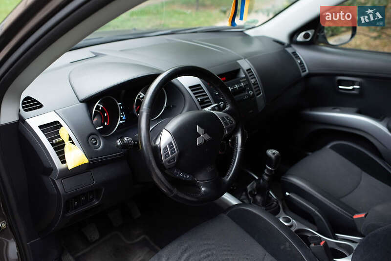 Внедорожник / Кроссовер Mitsubishi Outlander XL 2010 в Киеве