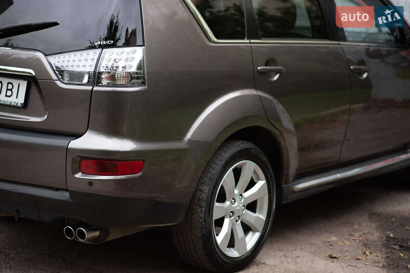 Внедорожник / Кроссовер Mitsubishi Outlander XL 2010 в Киеве