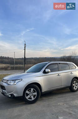 Позашляховик / Кросовер Mitsubishi Outlander XL 2012 в 