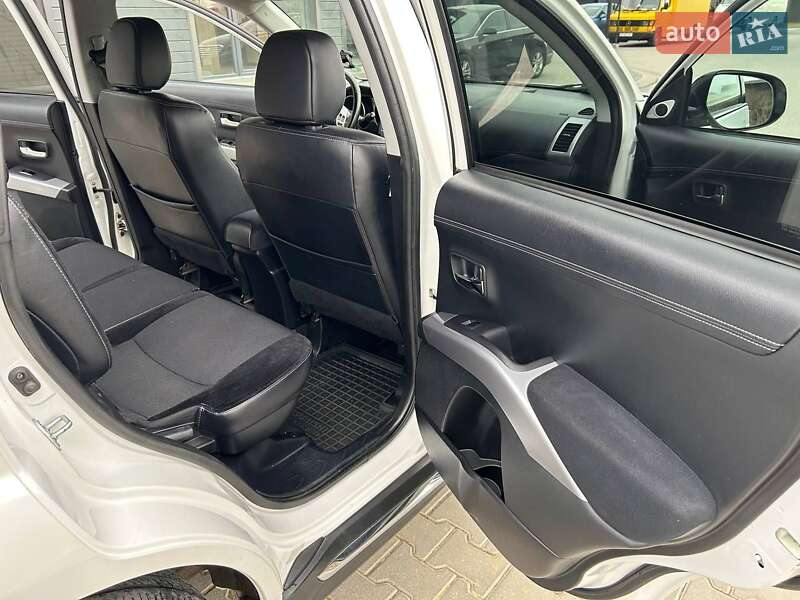 Внедорожник / Кроссовер Mitsubishi Outlander XL 2010 в Ивано-Франковске