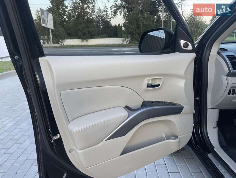 Позашляховик / Кросовер Mitsubishi Outlander XL 2007 в Києві