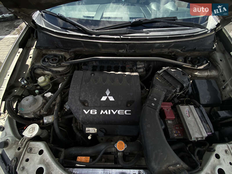 Позашляховик / Кросовер Mitsubishi Outlander XL 2008 в Миколаєві