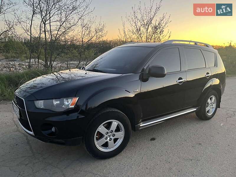 Позашляховик / Кросовер Mitsubishi Outlander XL 2010 в 