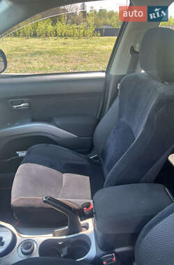 Позашляховик / Кросовер Mitsubishi Outlander XL 2010 в 