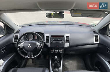 Внедорожник / Кроссовер Mitsubishi Outlander XL 2010 в 
