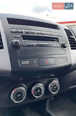 Внедорожник / Кроссовер Mitsubishi Outlander XL 2010 в 
