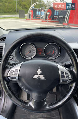 Внедорожник / Кроссовер Mitsubishi Outlander XL 2010 в 