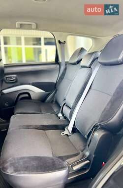 Позашляховик / Кросовер Mitsubishi Outlander XL 2010 в 