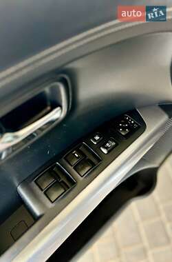 Позашляховик / Кросовер Mitsubishi Outlander XL 2010 в 