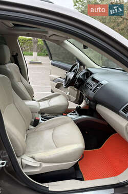 Внедорожник / Кроссовер Mitsubishi Outlander XL 2012 в 
