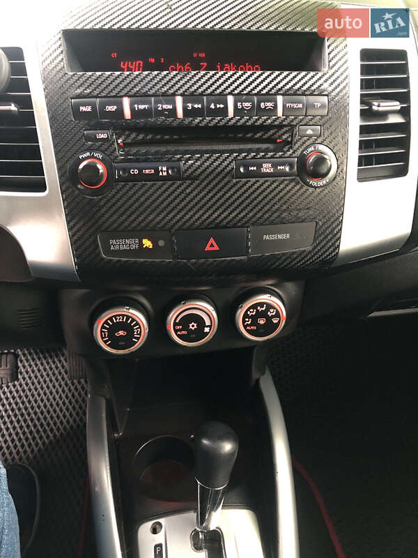 Позашляховик / Кросовер Mitsubishi Outlander XL 2008 в Рівному