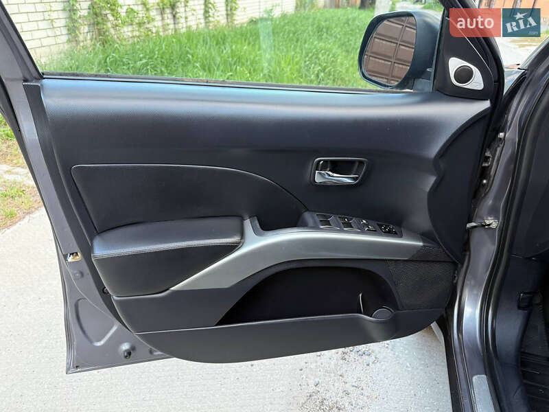 Позашляховик / Кросовер Mitsubishi Outlander XL 2008 в Харкові