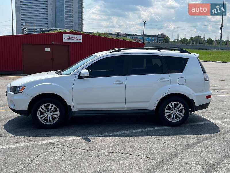 Позашляховик / Кросовер Mitsubishi Outlander XL 2011 в Києві