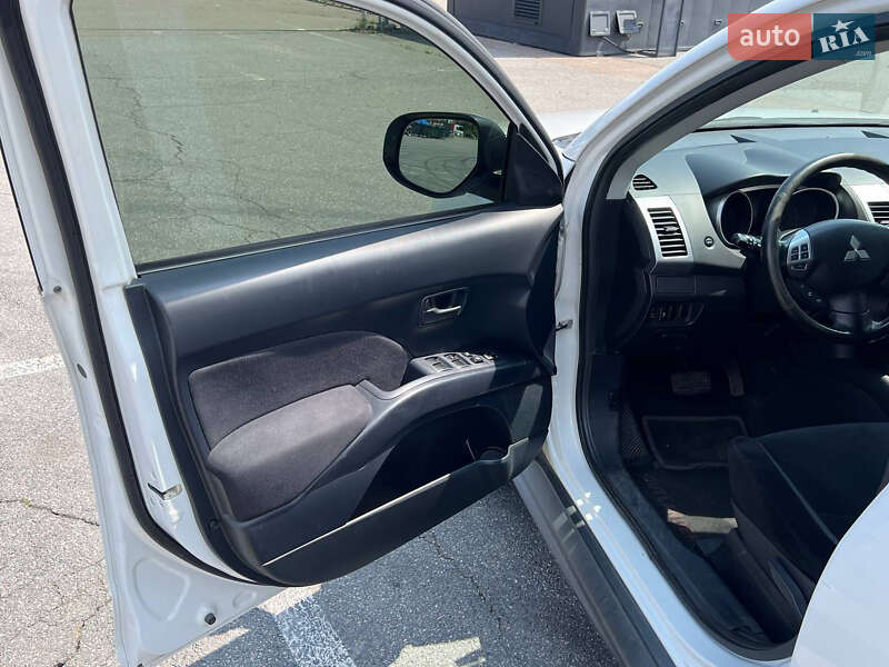 Позашляховик / Кросовер Mitsubishi Outlander XL 2011 в Києві