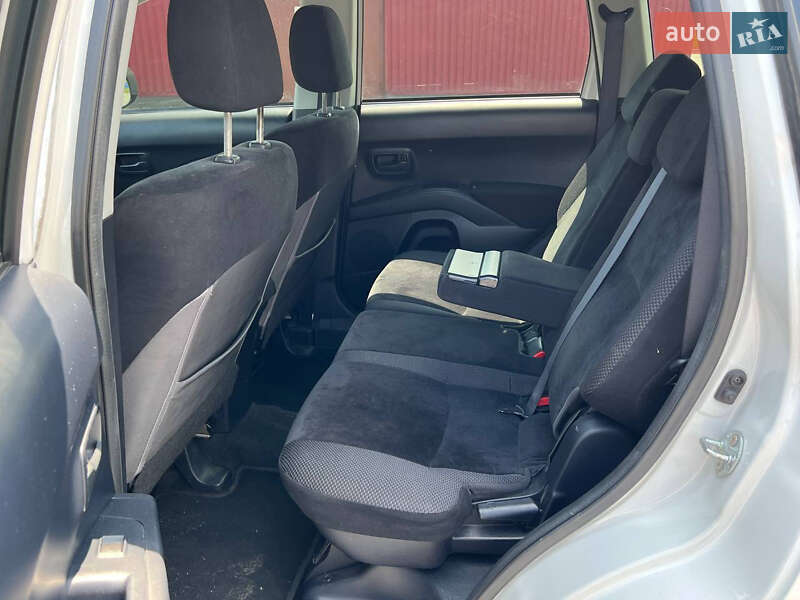 Позашляховик / Кросовер Mitsubishi Outlander XL 2011 в Києві