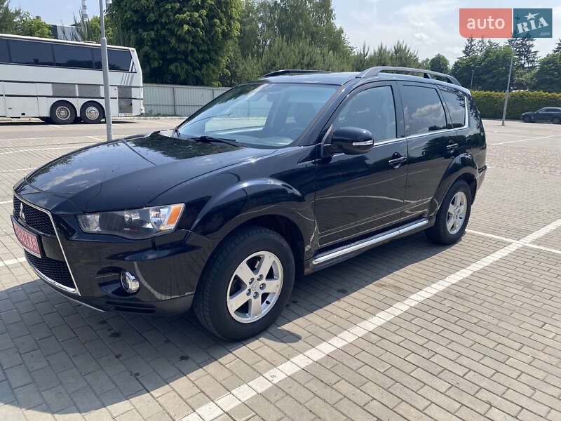 Позашляховик / Кросовер Mitsubishi Outlander XL 2012 в 