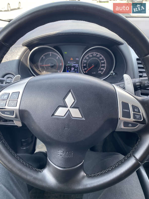 Позашляховик / Кросовер Mitsubishi Outlander XL 2012 в Луцьку