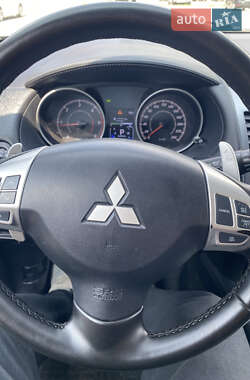 Позашляховик / Кросовер Mitsubishi Outlander XL 2012 в 