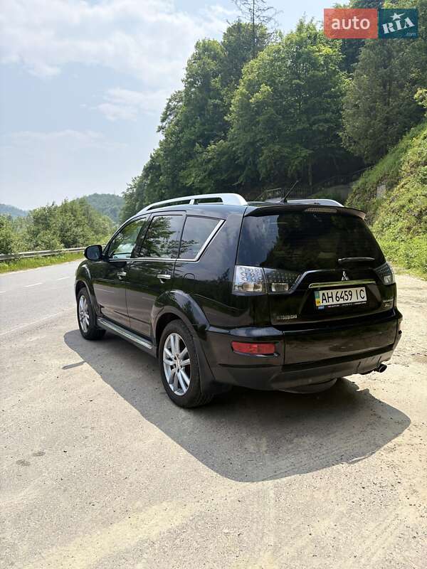 Внедорожник / Кроссовер Mitsubishi Outlander XL 2010 в Черновцах