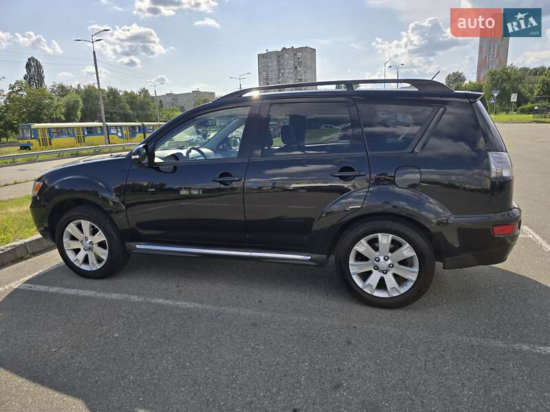 Внедорожник / Кроссовер Mitsubishi Outlander XL 2012 в Киеве