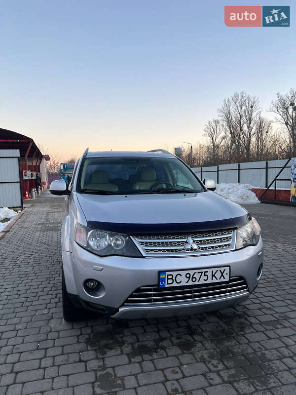 Внедорожник / Кроссовер Mitsubishi Outlander XL 2008 в Новом Роздоле