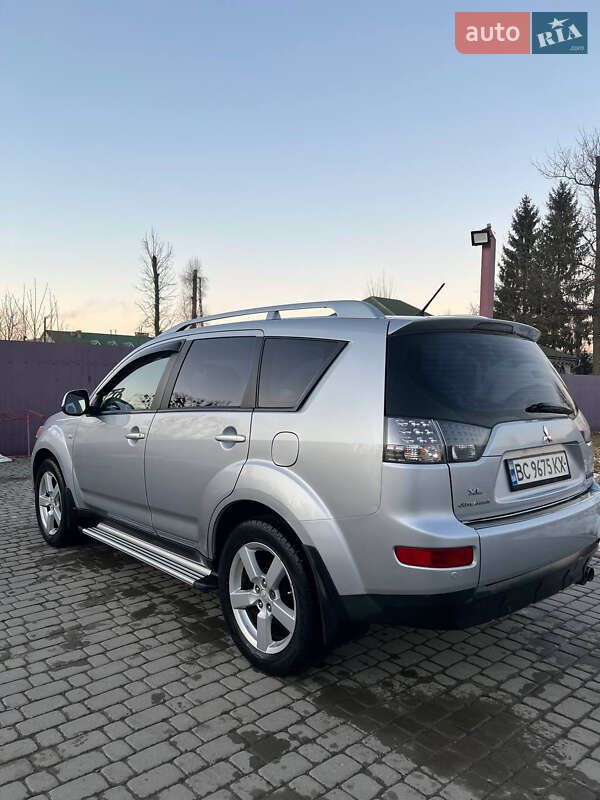 Внедорожник / Кроссовер Mitsubishi Outlander XL 2008 в Новом Роздоле
