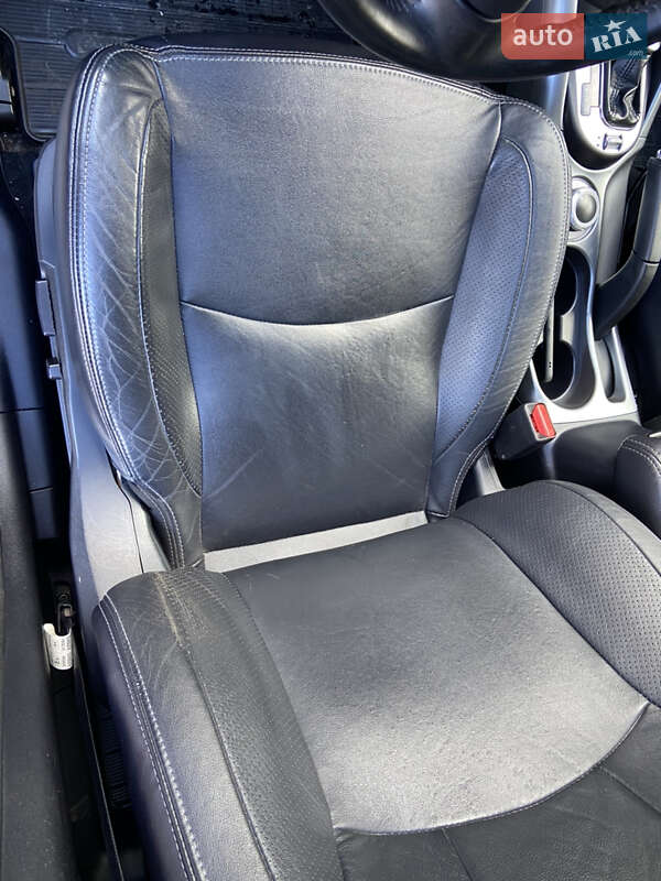 Внедорожник / Кроссовер Mitsubishi Outlander XL 2011 в Дрогобыче