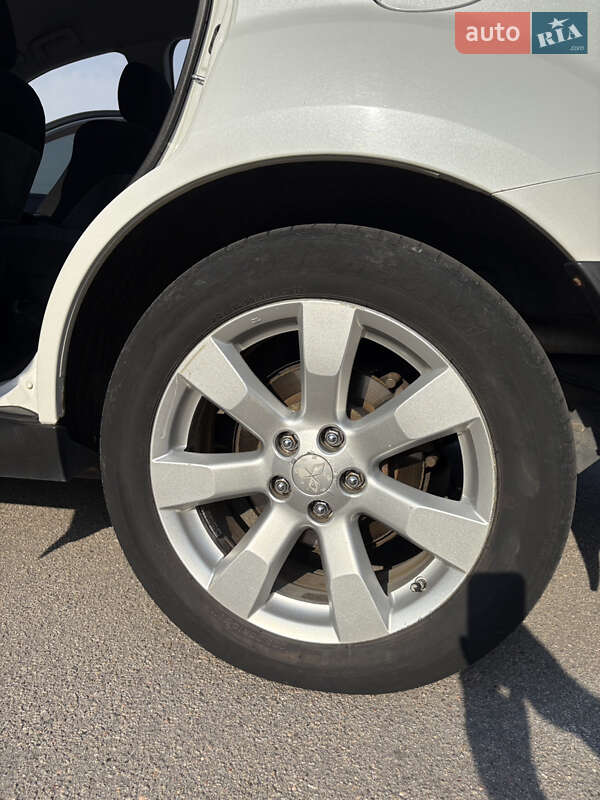 Позашляховик / Кросовер Mitsubishi Outlander XL 2010 в Запоріжжі